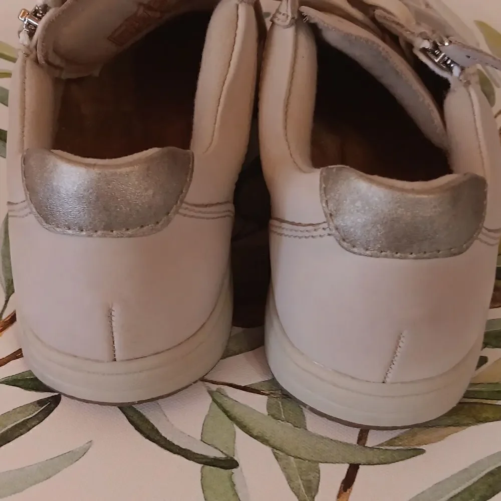 EARTH ORIGINS Etta Leather Sneakers